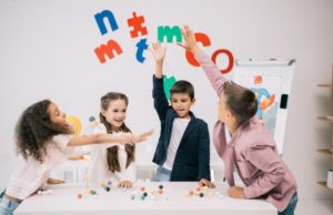 Frontalunterricht war gestern: Wie eine flexible Einrichtung von Klassenzimmern die Aufmerksamkeit unserer Kinder fördert